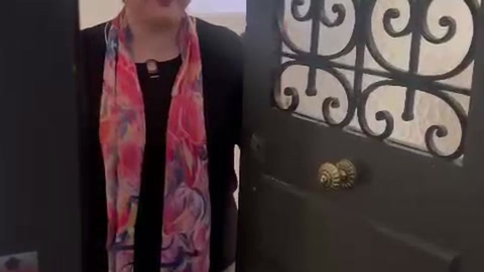Parchaingue VEISSI, hypnothérapeute à Nantes, accueillant les personnes dans son cabinet